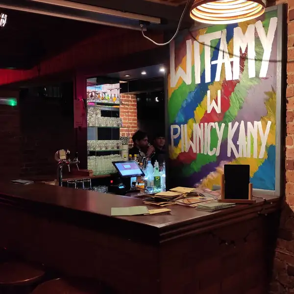 Bar z neonem Witamy w Piwnicy Kany