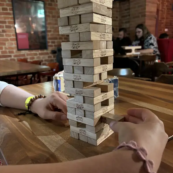 Wieża jenga na drewnianym stole