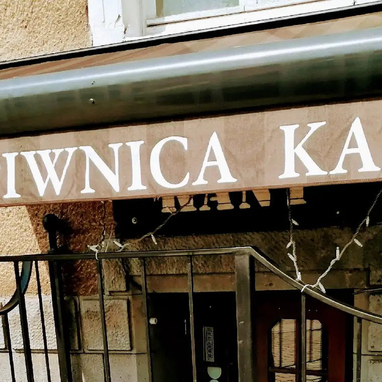 Szyld Piwnica Kany nad wejściem