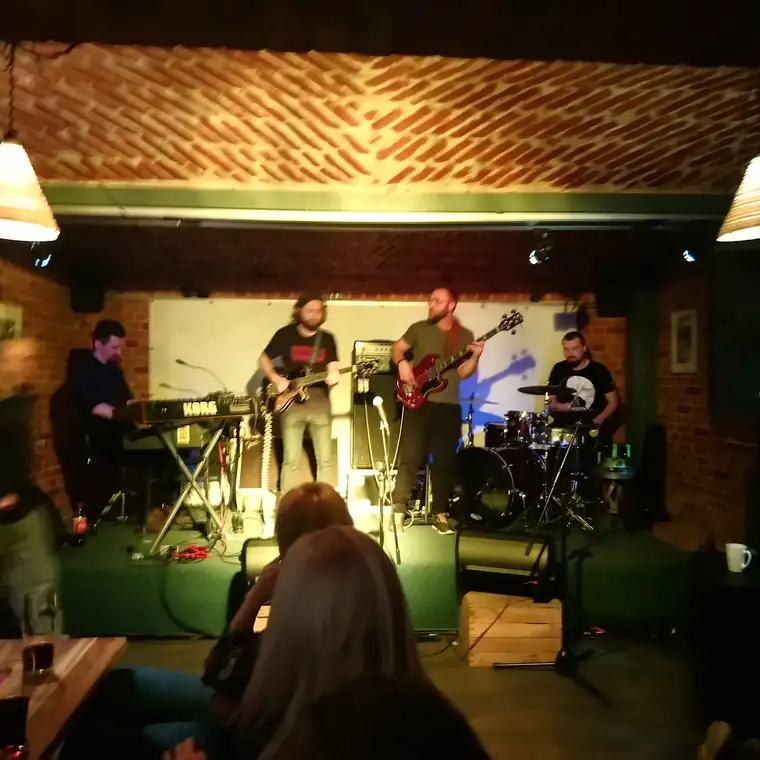 Zespół grający na scenie w Piwnicy Kany